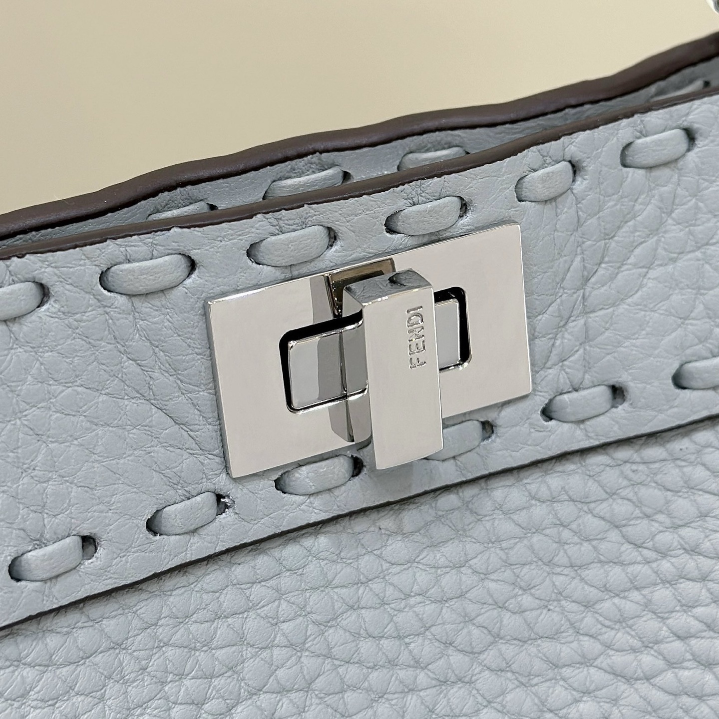 펜디 쁘띠 피카부 아이씨 유 5번 이미지