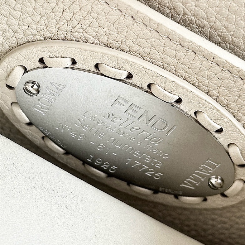 펜디 쁘띠 피카부 아이씨 유 7번 이미지