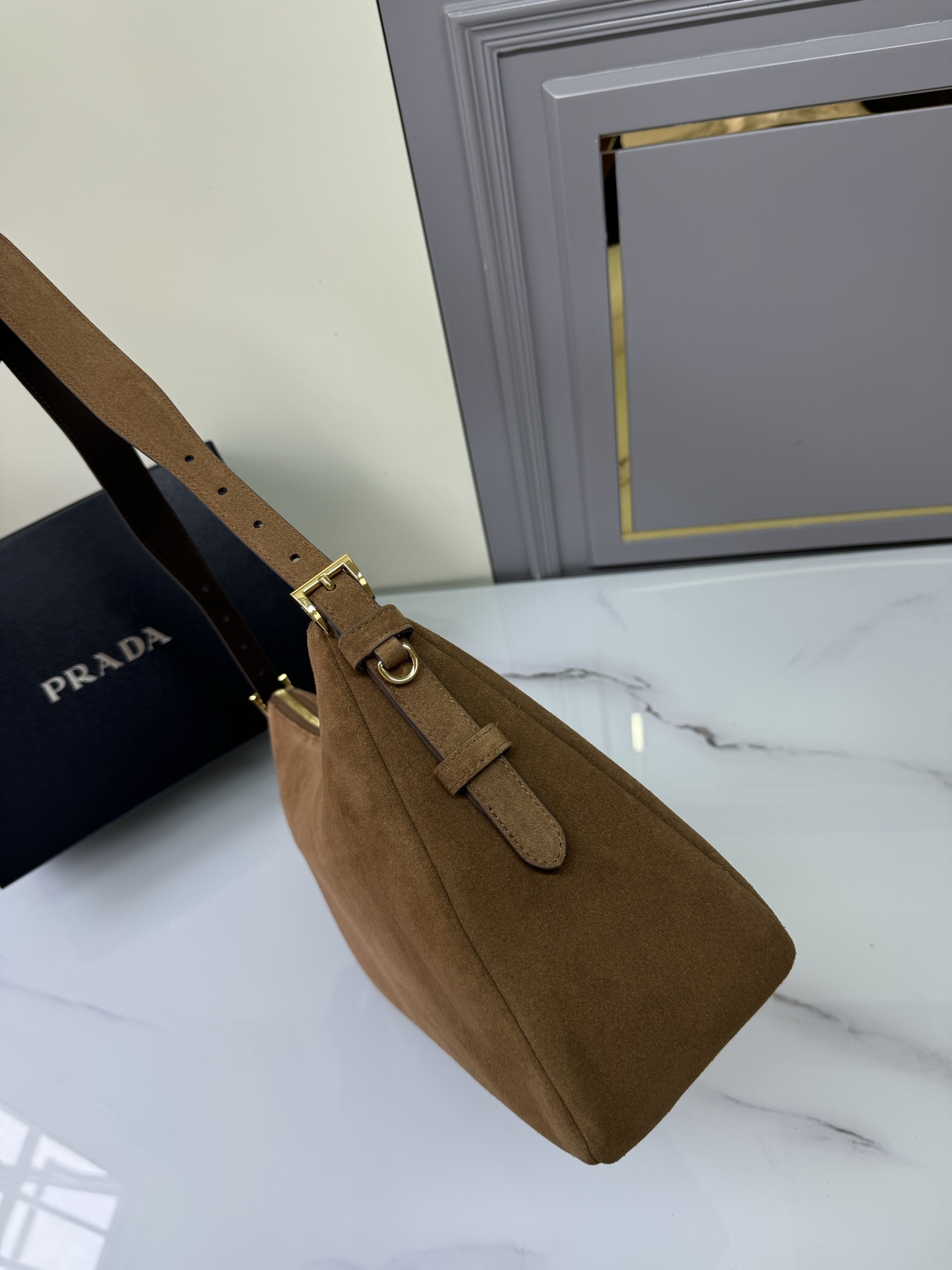 프라다 라지 스웨이드 숄더 토트백 3번 이미지
