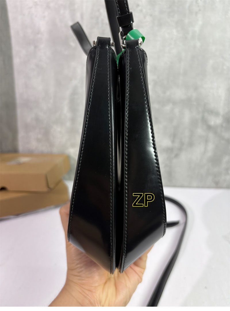 프라다 프라다 클레오 브러시드 레더 숄더백 레플리카 8번 이미지 - Bag | 세미샵 레플리카 사이트