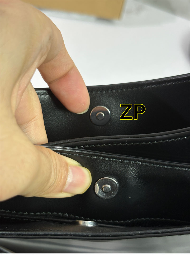 프라다 프라다 클레오 브러시드 레더 숄더백 레플리카 3번 이미지 - Bag | 세미샵 레플리카 사이트