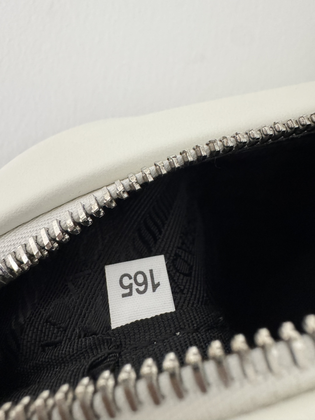 프라다 트라이앵글 숄더백 9번 이미지