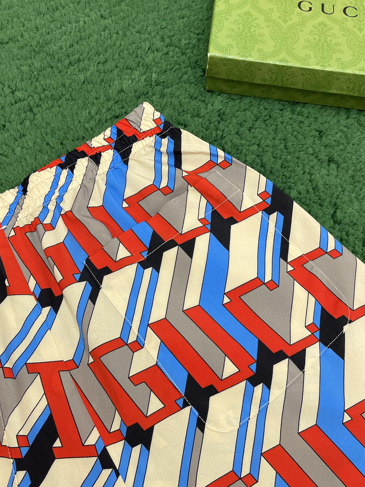 Gucci 구찌 멀티컬러 픽셀 3D 프린트 숏 팬츠 레플리카 10번 이미지 - 의류 | 세미샵 레플리카 사이트