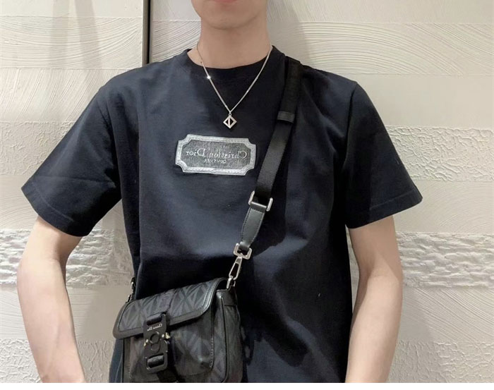 D I O R 디올 체스트 콘트라스트 자수 꾸뛰르 코튼 저지 반팔 티셔츠 “2COLOR” 레플리카 5번 이미지 - 의류 | 세미샵 레플리카 사이트