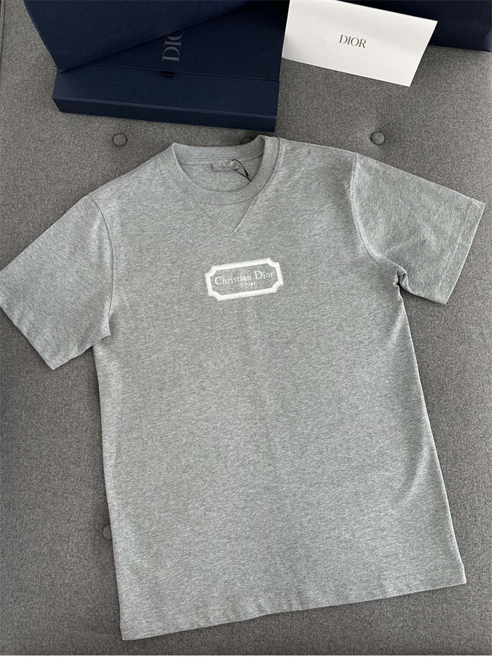 D I O R 디올 체스트 콘트라스트 자수 꾸뛰르 코튼 저지 반팔 티셔츠 “2COLOR” 레플리카 14번 이미지 - 의류 | 세미샵 레플리카 사이트