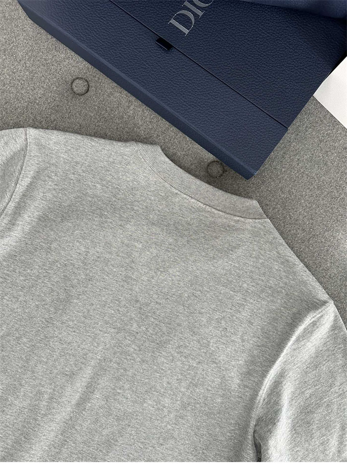 D I O R 디올 체스트 콘트라스트 자수 꾸뛰르 코튼 저지 반팔 티셔츠 “2COLOR” 레플리카 17번 이미지 - 의류 | 세미샵 레플리카 사이트