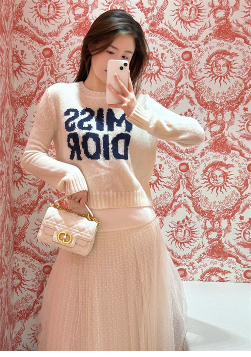 D I O R 디올 Miss Dior Graffiti 모티프 캐시미어 실크 스웨터 3컬러 레플리카 13번 이미지 - 의류 | 세미샵 레플리카 사이트