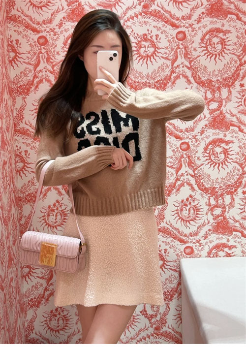 D I O R 디올 Miss Dior Graffiti 모티프 캐시미어 실크 스웨터 3컬러 레플리카 17번 이미지 - 의류 | 세미샵 레플리카 사이트