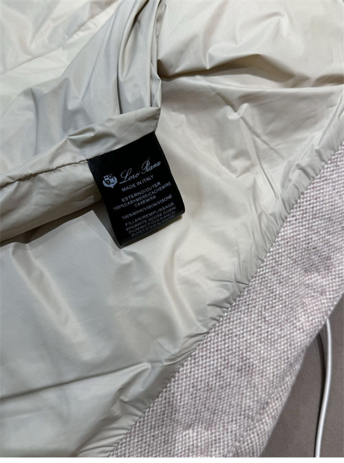 Loro Piana 로로피아나 24FW 로고 패치 밍크퍼 구스다운 패딩 점퍼 레플리카 10번 이미지 - 의류 | 세미샵 레플리카 사이트