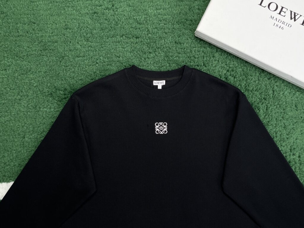 Loewe 로에베 24SS 아나그램 롱 슬리브 티셔츠 블랙 레플리카 5번 이미지 - 의류 | 세미샵 레플리카 사이트