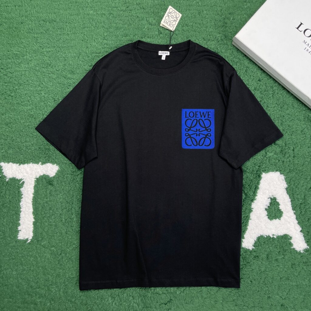 Loewe 로에베 24SS 아나그램 패치 페이크 포켓 코튼 저지 반팔 티셔츠 “3COLOR” 레플리카 3번 이미지 - 의류 | 세미샵 레플리카 사이트