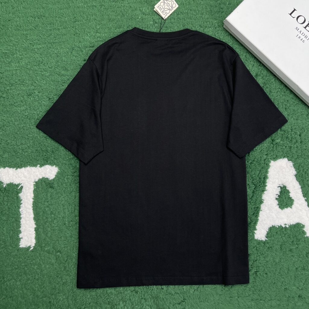 Loewe 로에베 24SS 아나그램 패치 페이크 포켓 코튼 저지 반팔 티셔츠 “3COLOR” 레플리카 4번 이미지 - 의류 | 세미샵 레플리카 사이트