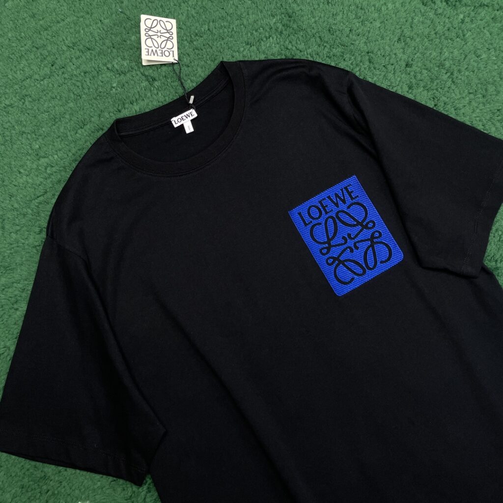 Loewe 로에베 24SS 아나그램 패치 페이크 포켓 코튼 저지 반팔 티셔츠 “3COLOR” 레플리카 5번 이미지 - 의류 | 세미샵 레플리카 사이트