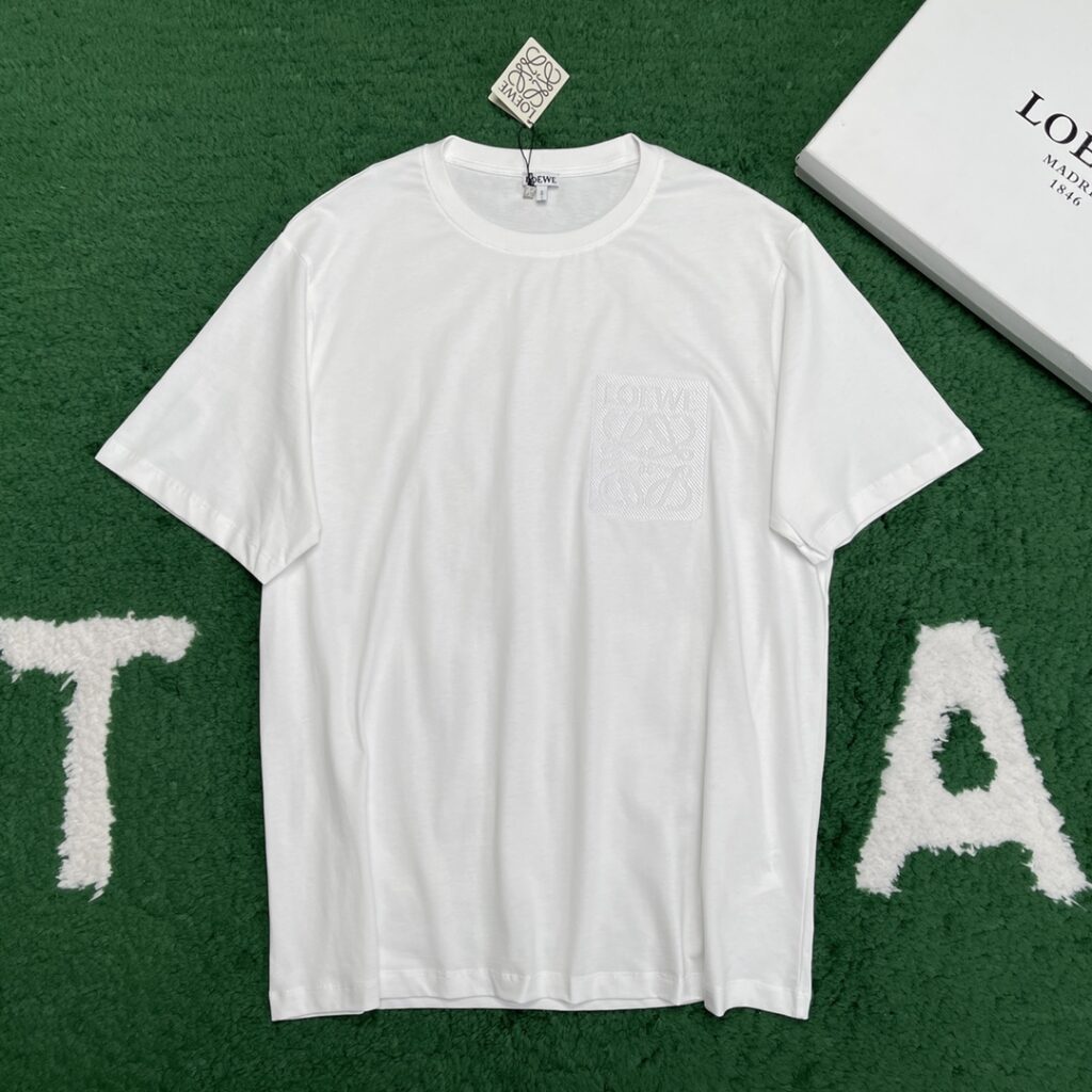 Loewe 로에베 24SS 아나그램 패치 페이크 포켓 코튼 저지 반팔 티셔츠 “3COLOR” 레플리카 10번 이미지 - 의류 | 세미샵 레플리카 사이트