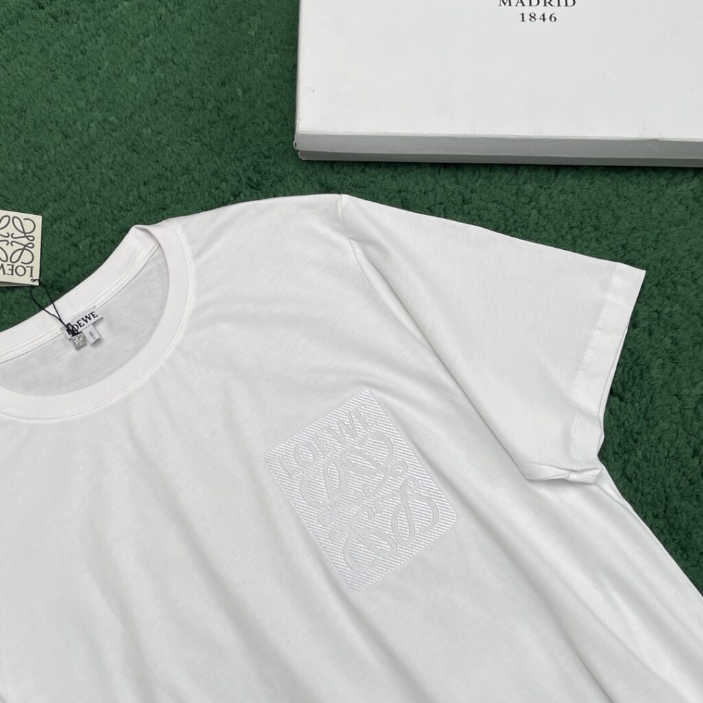 Loewe 로에베 24SS 아나그램 패치 페이크 포켓 코튼 저지 반팔 티셔츠 “3COLOR” 레플리카 12번 이미지 - 의류 | 세미샵 레플리카 사이트