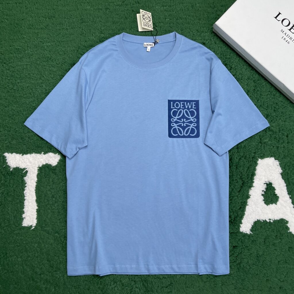 Loewe 로에베 24SS 아나그램 패치 페이크 포켓 코튼 저지 반팔 티셔츠 “3COLOR” 레플리카 16번 이미지 - 의류 | 세미샵 레플리카 사이트