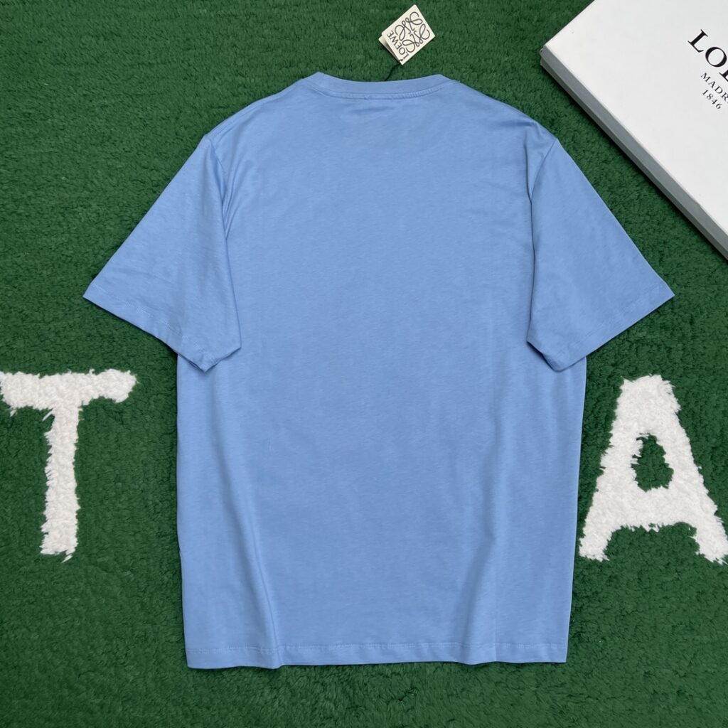 Loewe 로에베 24SS 아나그램 패치 페이크 포켓 코튼 저지 반팔 티셔츠 “3COLOR” 레플리카 17번 이미지 - 의류 | 세미샵 레플리카 사이트