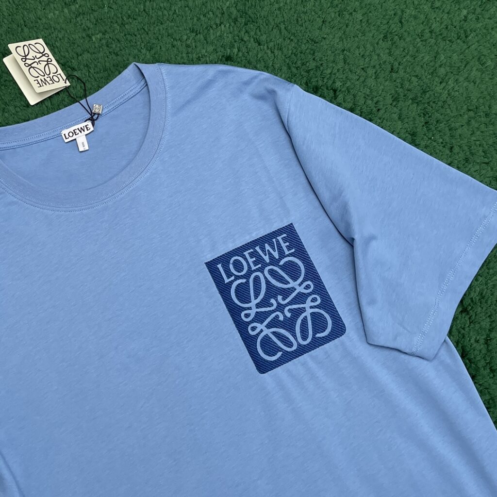 Loewe 로에베 24SS 아나그램 패치 페이크 포켓 코튼 저지 반팔 티셔츠 “3COLOR” 레플리카 18번 이미지 - 의류 | 세미샵 레플리카 사이트