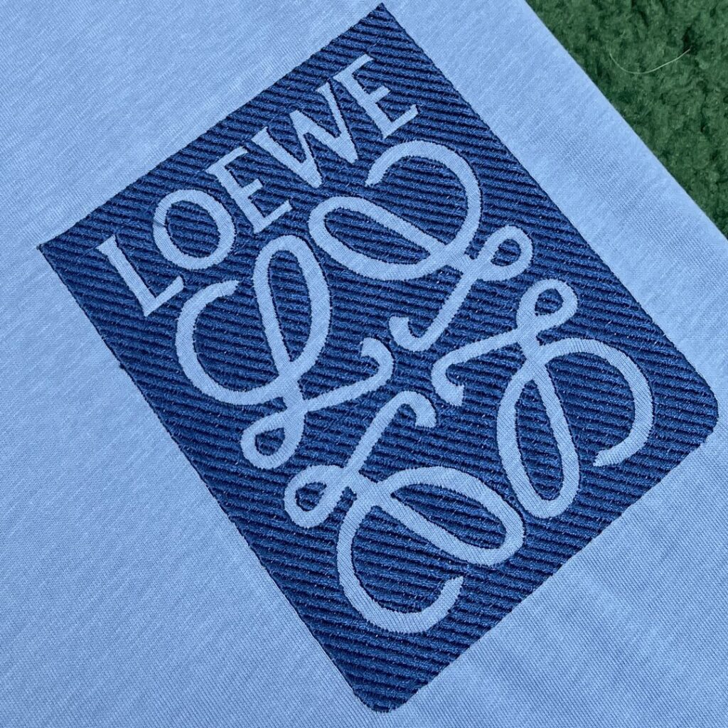 Loewe 로에베 24SS 아나그램 패치 페이크 포켓 코튼 저지 반팔 티셔츠 “3COLOR” 레플리카 19번 이미지 - 의류 | 세미샵 레플리카 사이트