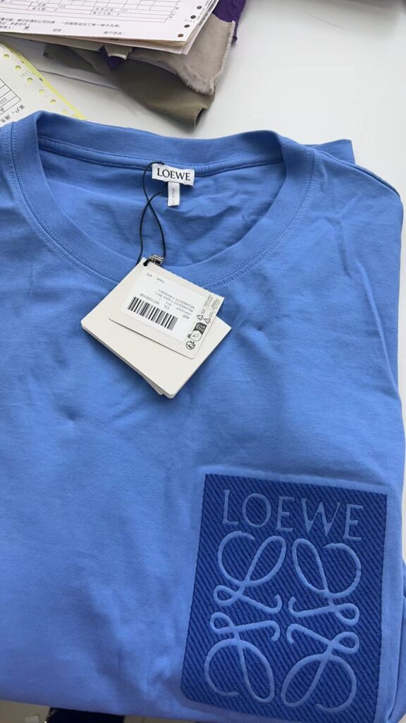 Loewe 로에베 24SS 아나그램 패치 페이크 포켓 코튼 저지 반팔 티셔츠 “3COLOR” 레플리카 21번 이미지 - 의류 | 세미샵 레플리카 사이트