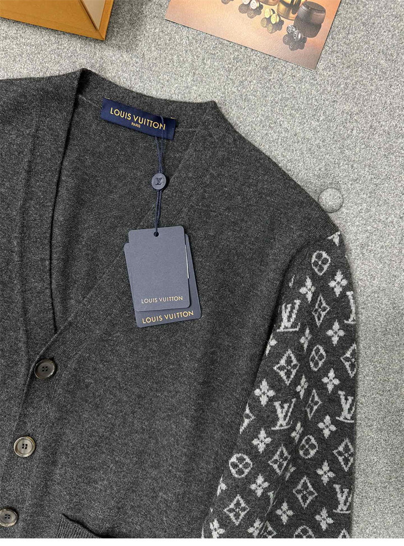 Louis Vuitton 루이비통 모노그램 믹스 캐시미어 V넥 가디건 레플리카 6번 이미지 - 의류 | 세미샵 레플리카 사이트