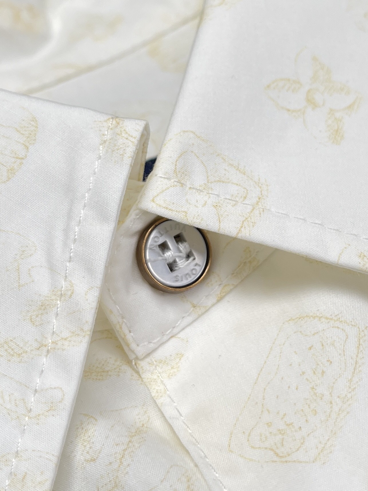 Louis Vuitton 루이비통 모노그램 프린티드 롱 슬리브 셔츠 “2COLOR” 레플리카 15번 이미지 - 의류 | 세미샵 레플리카 사이트