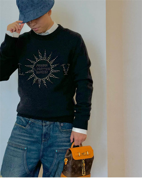 Louis Vuitton 루이비통 스터드LV 엠벨리시드 롱 슬리브드 메리노 울 크루넥 레플리카 13번 이미지 - 의류 | 세미샵 레플리카 사이트