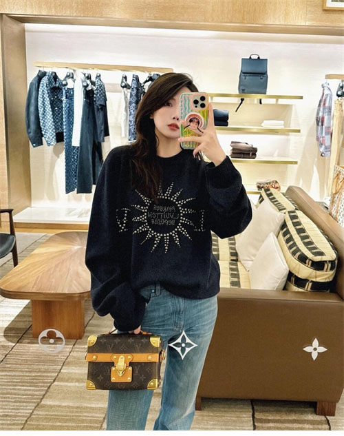 Louis Vuitton 루이비통 스터드LV 엠벨리시드 롱 슬리브드 메리노 울 크루넥 레플리카 17번 이미지 - 의류 | 세미샵 레플리카 사이트