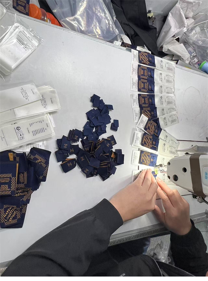 Louis Vuitton 루이비통 엠브로이더드 숏 슬리브드 코튼 셔츠 레플리카 7번 이미지 - 의류 | 세미샵 레플리카 사이트