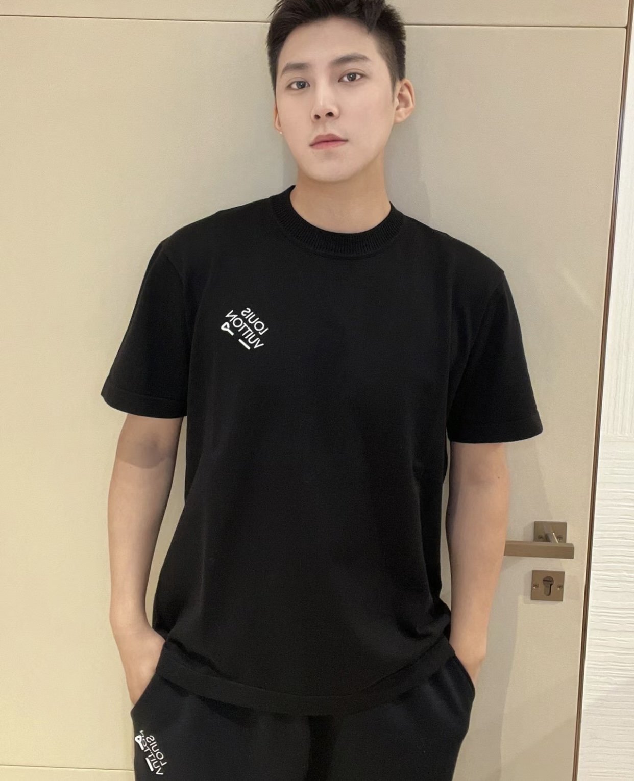 Louis Vuitton 루이비통 엠브로이더드 시그니처 쇼트 슬리브 코튼 니트 반팔 “4COLOR” 레플리카 2번 이미지 - 의류 | 세미샵 레플리카 사이트