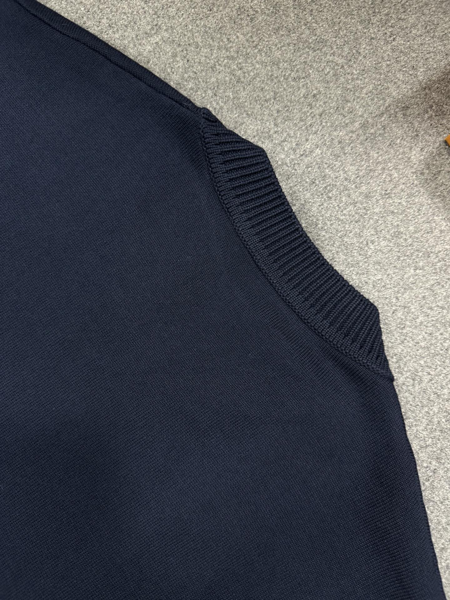 Louis Vuitton 루이비통 엠브로이더드 시그니처 쇼트 슬리브 코튼 니트 반팔 “4COLOR” 레플리카 4번 이미지 - 의류 | 세미샵 레플리카 사이트