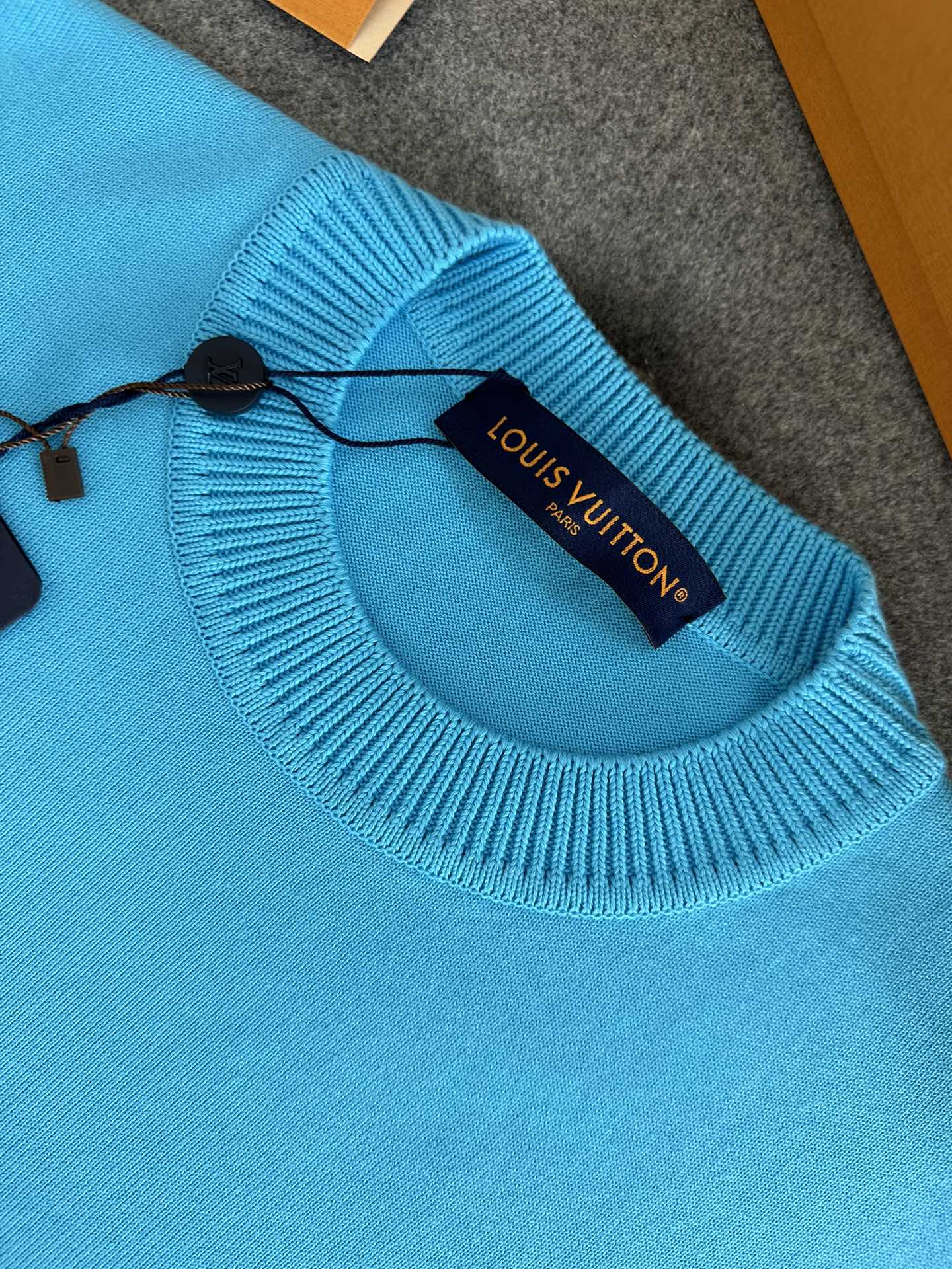 Louis Vuitton 루이비통 엠브로이더드 시그니처 쇼트 슬리브 코튼 니트 반팔 “4COLOR” 레플리카 9번 이미지 - 의류 | 세미샵 레플리카 사이트