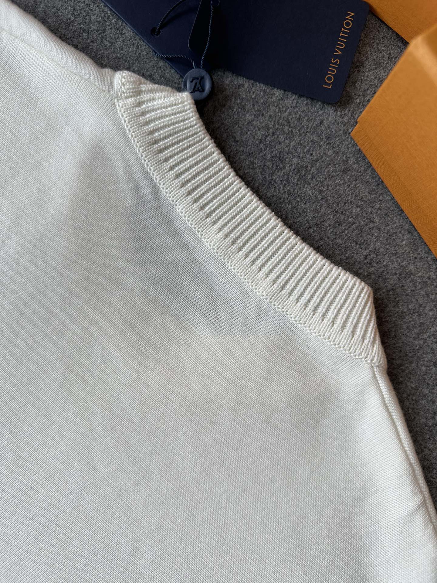 Louis Vuitton 루이비통 엠브로이더드 시그니처 쇼트 슬리브 코튼 니트 반팔 “4COLOR” 레플리카 12번 이미지 - 의류 | 세미샵 레플리카 사이트