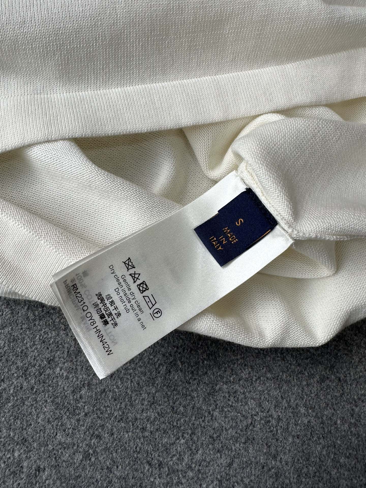 Louis Vuitton 루이비통 엠브로이더드 시그니처 쇼트 슬리브 코튼 니트 반팔 “4COLOR” 레플리카 13번 이미지 - 의류 | 세미샵 레플리카 사이트