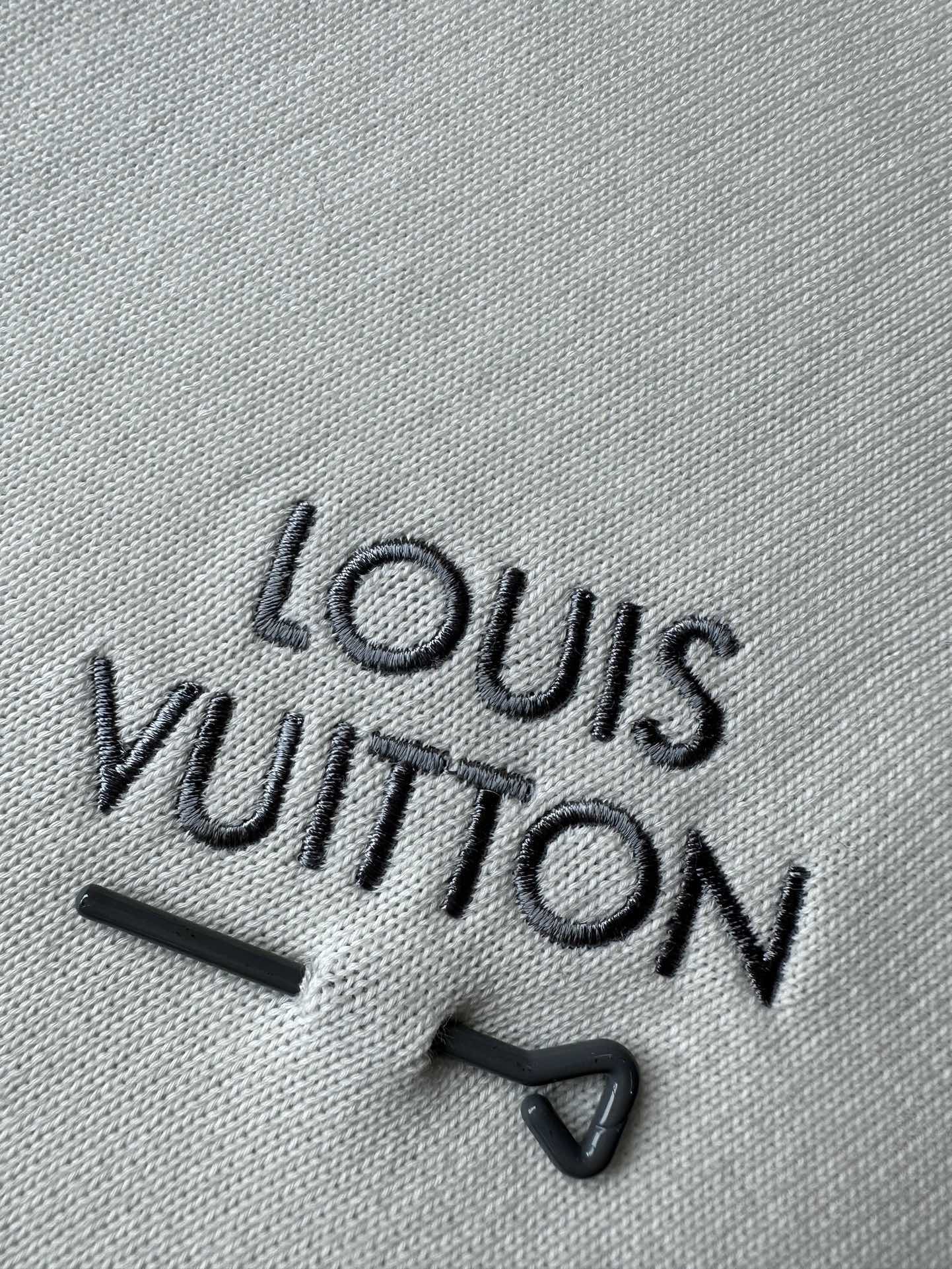 Louis Vuitton 루이비통 엠브로이더드 시그니처 쇼트 슬리브 코튼 니트 반팔 “4COLOR” 레플리카 14번 이미지 - 의류 | 세미샵 레플리카 사이트