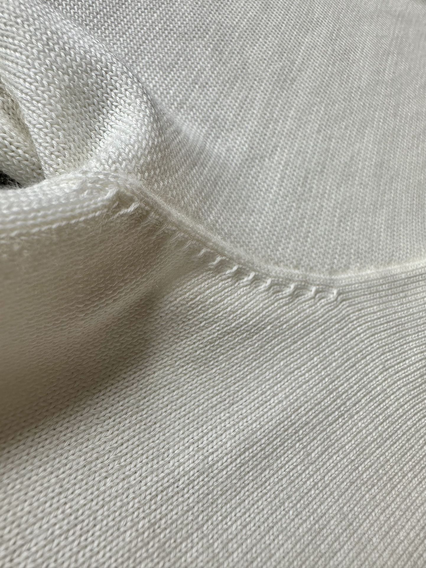 Louis Vuitton 루이비통 엠브로이더드 시그니처 쇼트 슬리브 코튼 니트 반팔 “4COLOR” 레플리카 15번 이미지 - 의류 | 세미샵 레플리카 사이트