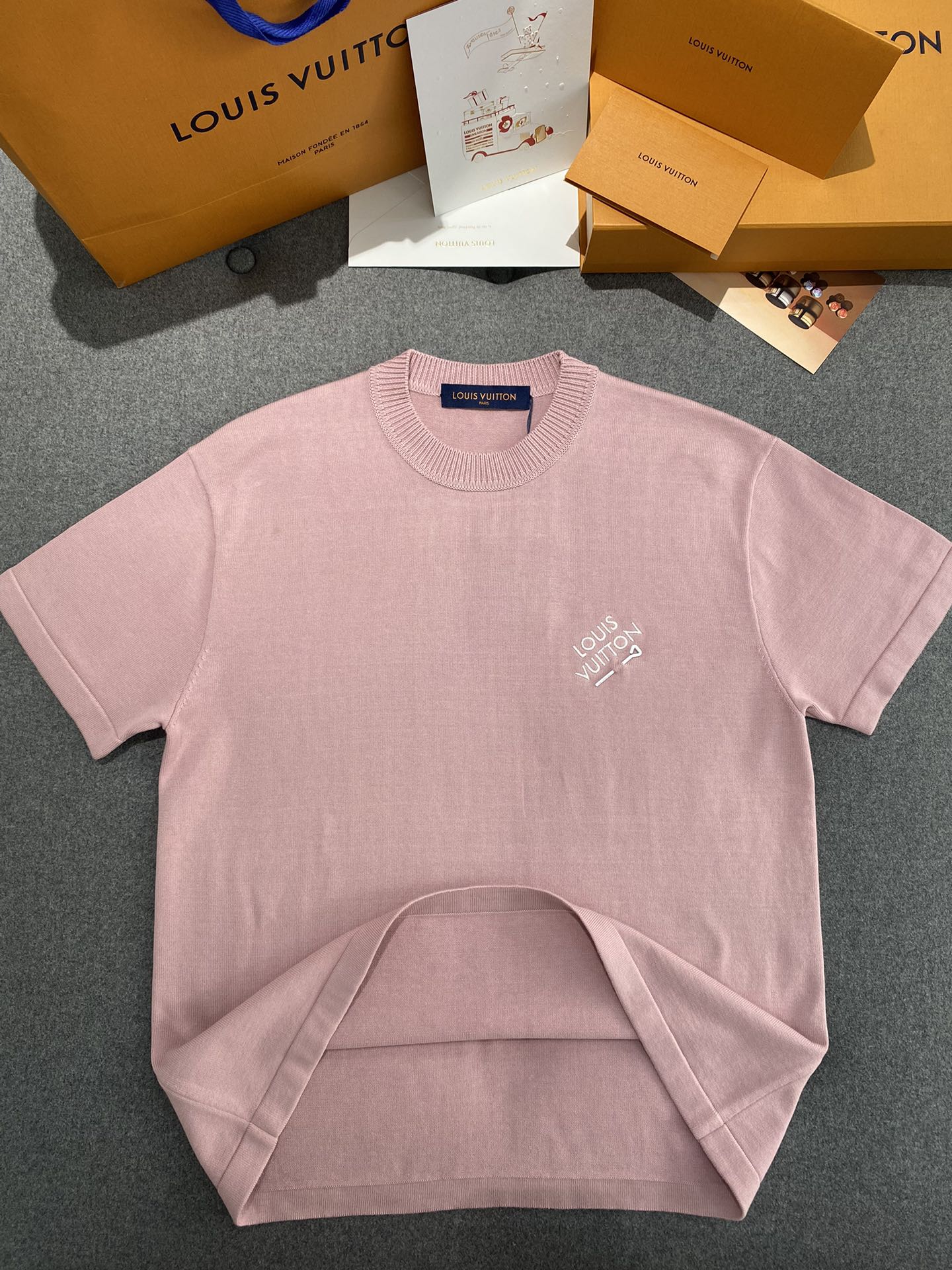 Louis Vuitton 루이비통 엠브로이더드 시그니처 쇼트 슬리브 코튼 니트 반팔 “4COLOR” 레플리카 16번 이미지 - 의류 | 세미샵 레플리카 사이트