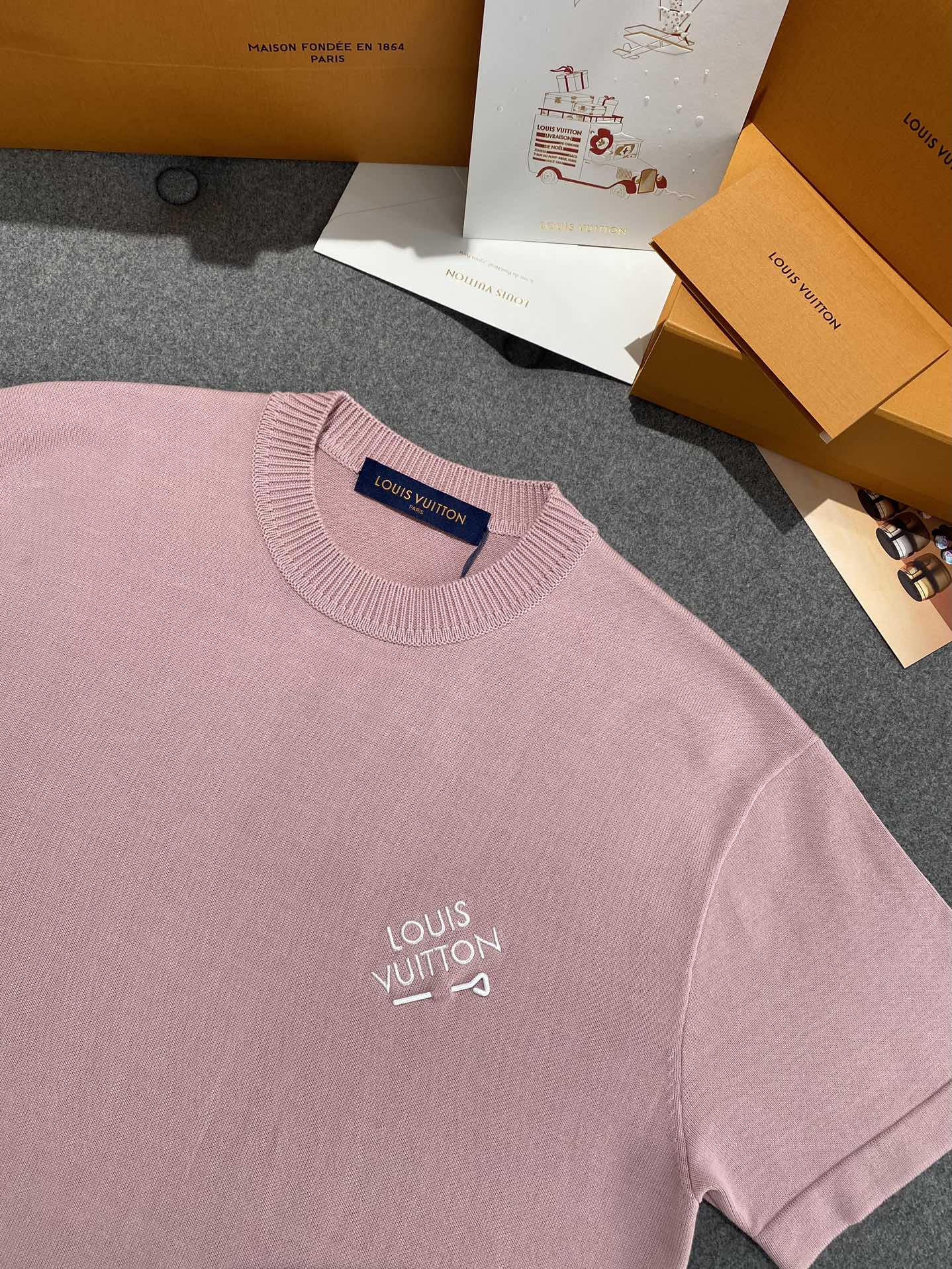 Louis Vuitton 루이비통 엠브로이더드 시그니처 쇼트 슬리브 코튼 니트 반팔 “4COLOR” 레플리카 17번 이미지 - 의류 | 세미샵 레플리카 사이트