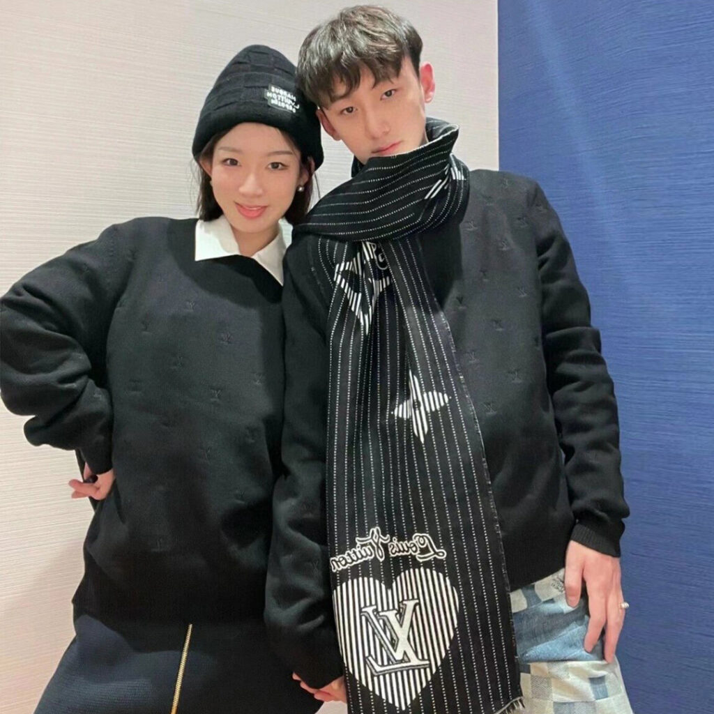 Louis Vuitton 루이비통 엠브로이더드 시그니처 자수 메리노 크루넥 니트 블랙 레플리카 3번 이미지 - 의류 | 세미샵 레플리카 사이트