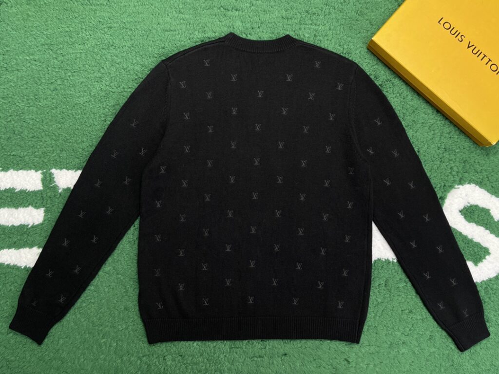 Louis Vuitton 루이비통 엠브로이더드 시그니처 자수 메리노 크루넥 니트 블랙 레플리카 5번 이미지 - 의류 | 세미샵 레플리카 사이트