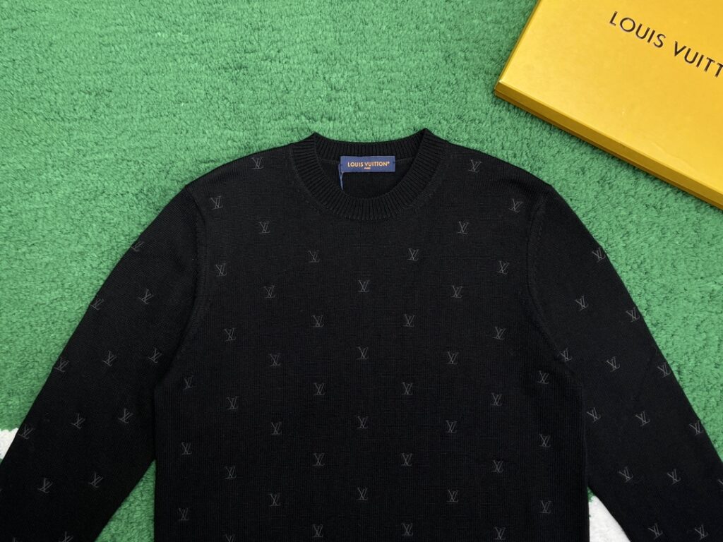 Louis Vuitton 루이비통 엠브로이더드 시그니처 자수 메리노 크루넥 니트 블랙 레플리카 6번 이미지 - 의류 | 세미샵 레플리카 사이트