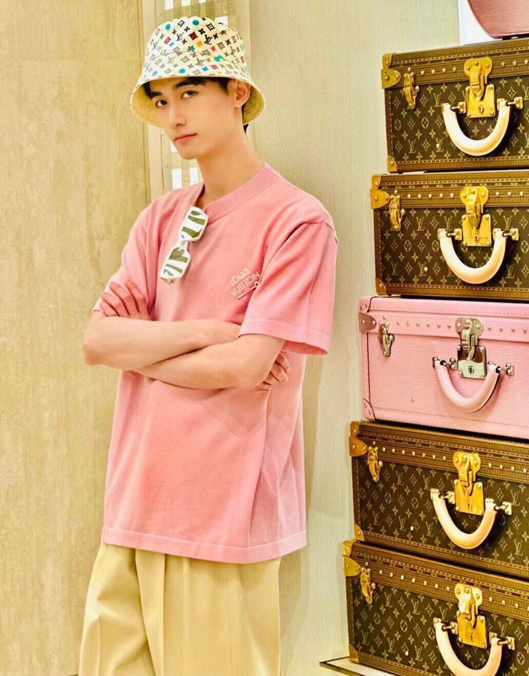 Louis Vuitton 루이비통 엠브로이더드 시그니터 쇼트 슬리브 코튼 크루넥 니트 반팔 티셔츠 “5COLOR” 레플리카 5번 이미지 - 의류 | 세미샵 레플리카 사이트