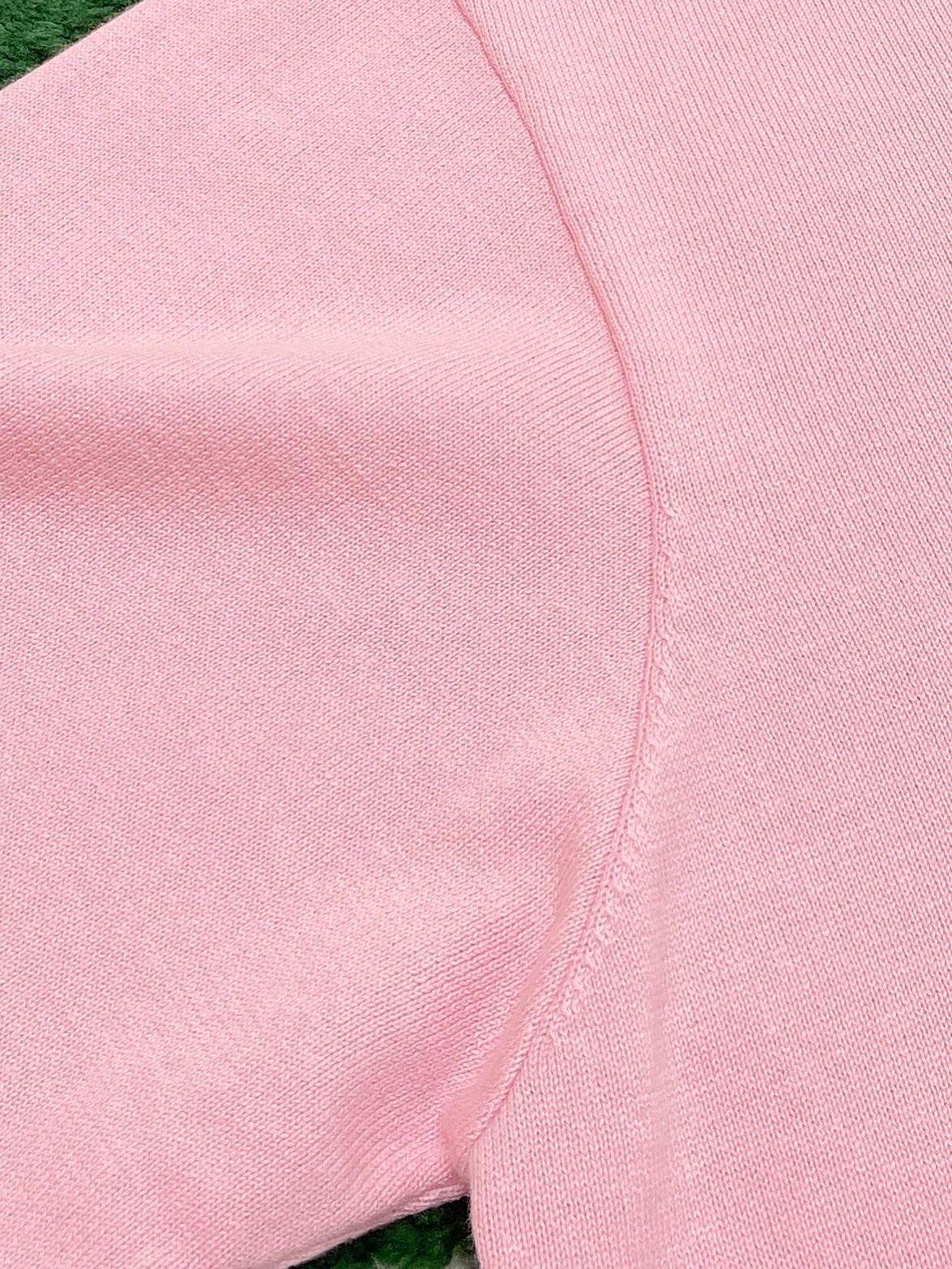 Louis Vuitton 루이비통 엠브로이더드 시그니터 쇼트 슬리브 코튼 크루넥 니트 반팔 티셔츠 “5COLOR” 레플리카 16번 이미지 - 의류 | 세미샵 레플리카 사이트