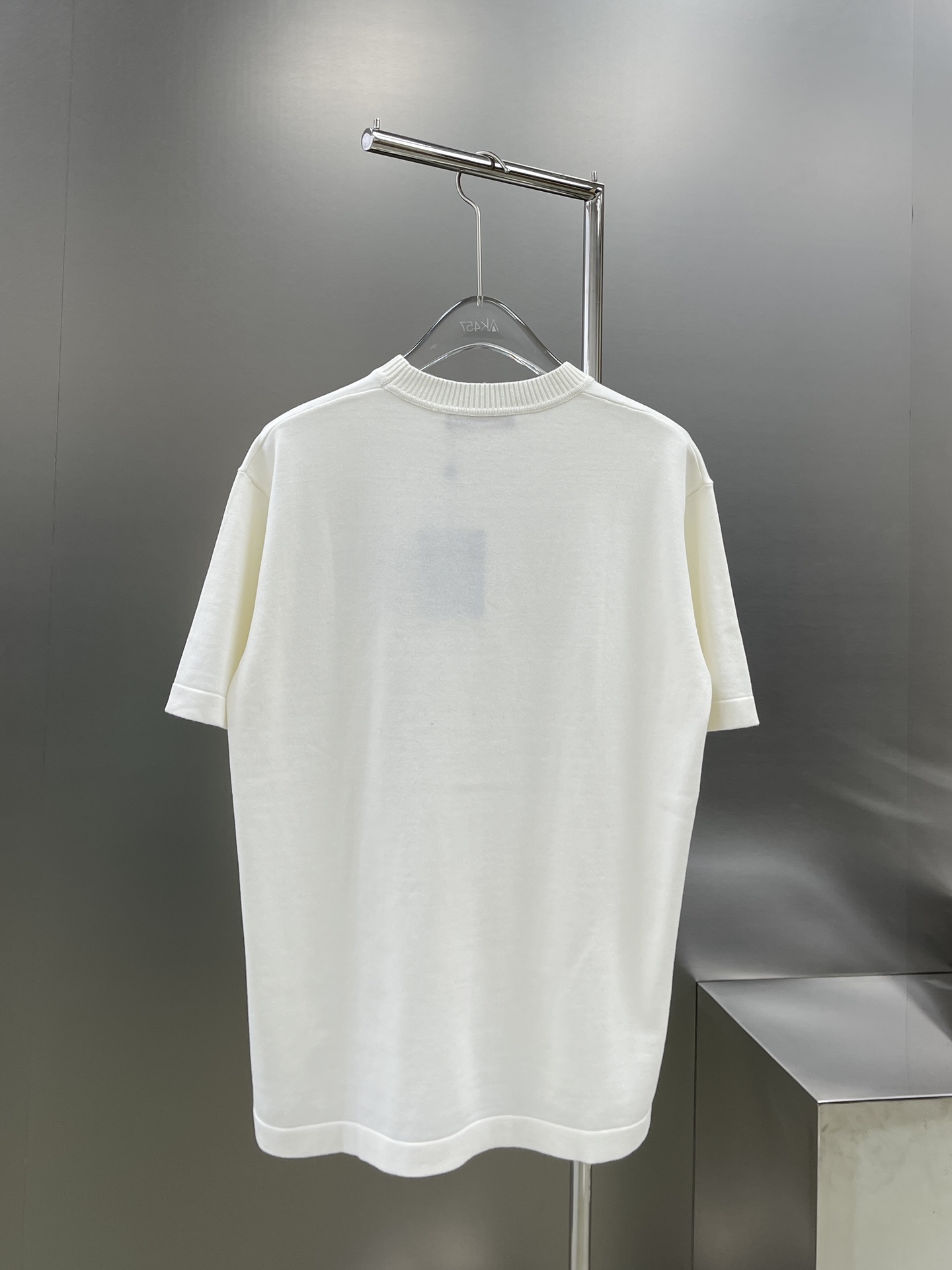 Louis Vuitton 루이비통 엠브로이더드 시그니터 쇼트 슬리브 코튼 크루넥 니트 반팔 티셔츠 “5COLOR” 레플리카 18번 이미지 - 의류 | 세미샵 레플리카 사이트