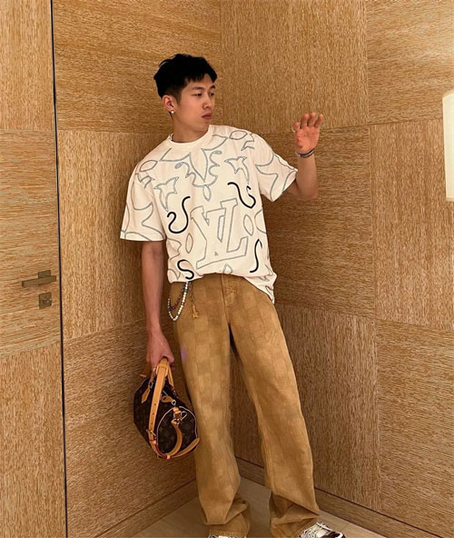 Louis Vuitton 루이비통 엠브로이더드 LV로고 프린팅 반팔 티셔츠 레플리카 4번 이미지 - 의류 | 세미샵 레플리카 사이트