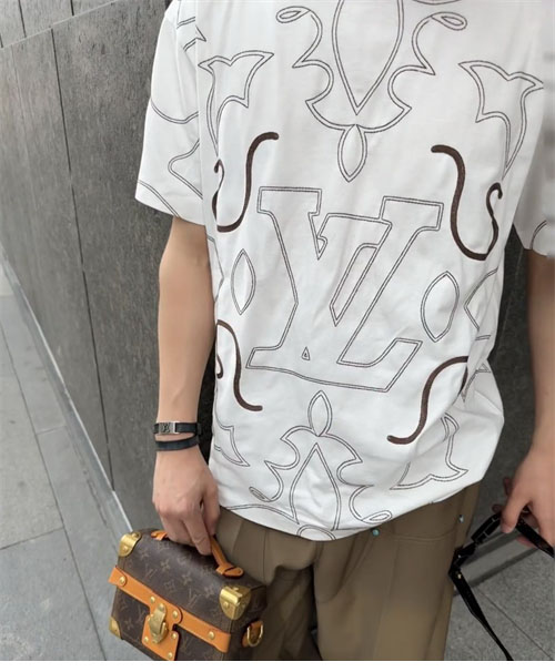 Louis Vuitton 루이비통 엠브로이더드 LV로고 프린팅 반팔 티셔츠 레플리카 5번 이미지 - 의류 | 세미샵 레플리카 사이트