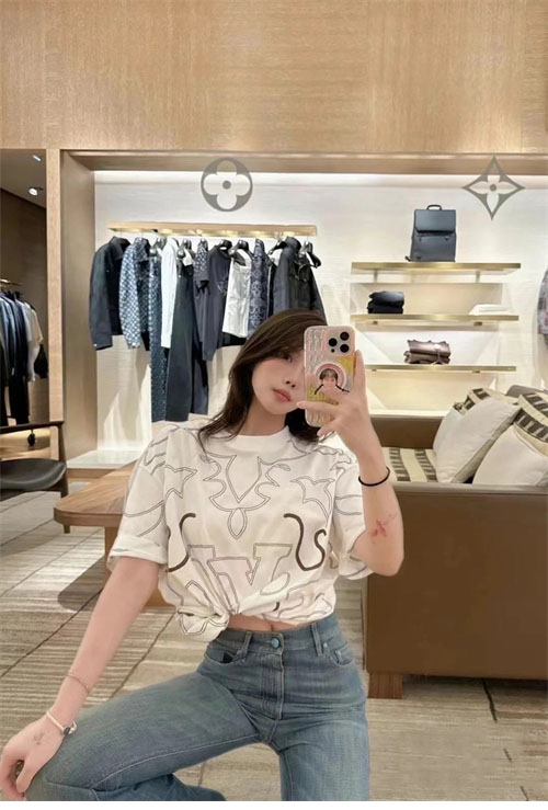 Louis Vuitton 루이비통 엠브로이더드 LV로고 프린팅 반팔 티셔츠 레플리카 6번 이미지 - 의류 | 세미샵 레플리카 사이트