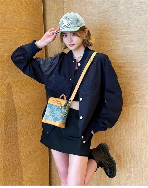 Louis Vuitton 루이비통 엠브로이더드 LV 러버 블루종 자켓 레플리카 4번 이미지 - 의류 | 세미샵 레플리카 사이트