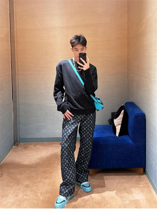 Louis Vuitton 루이비통 엠브로이더드 LV 아라베스크 크루넥 맨투맨 레플리카 3번 이미지 - 의류 | 세미샵 레플리카 사이트