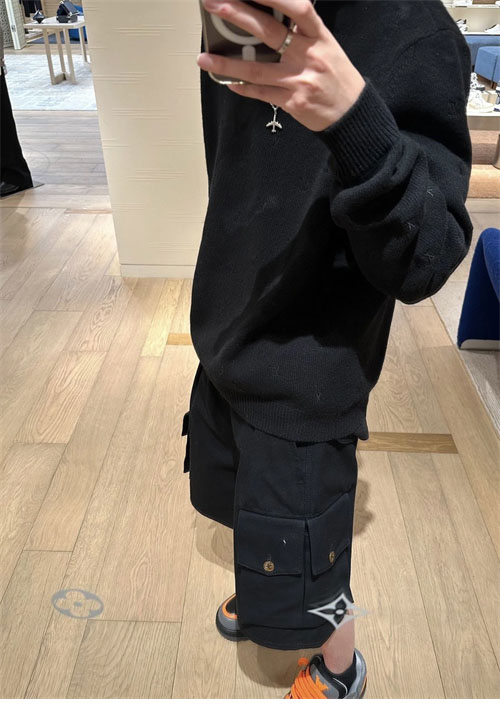 Louis Vuitton 루이비통 24FW 엠브로이더드 시그니처 메리노 크루넥 1AFIXC 레플리카 2번 이미지 - 의류 | 세미샵 레플리카 사이트